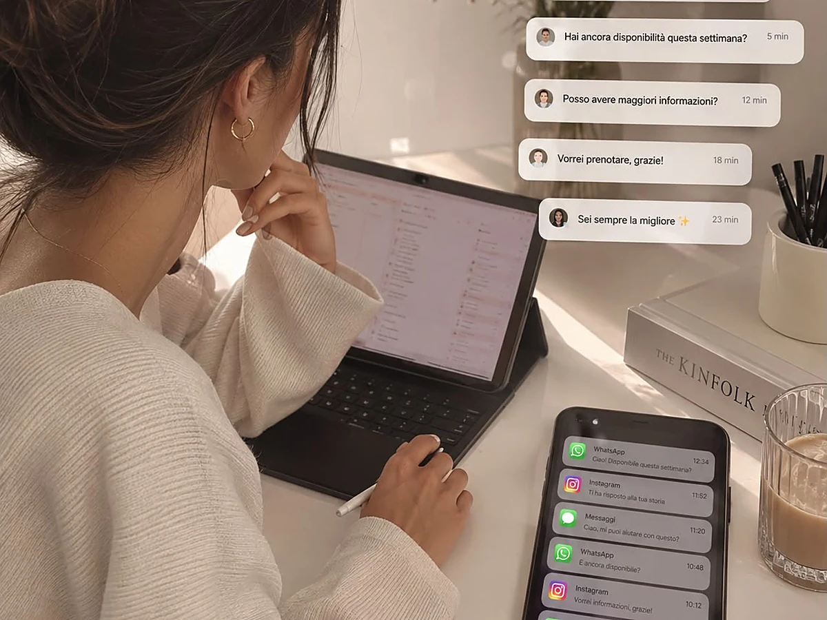 Una donna al computer con accanto il telefono pieno di notifiche e una sequenza di messaggi che chiedono disponibilità e informazioni