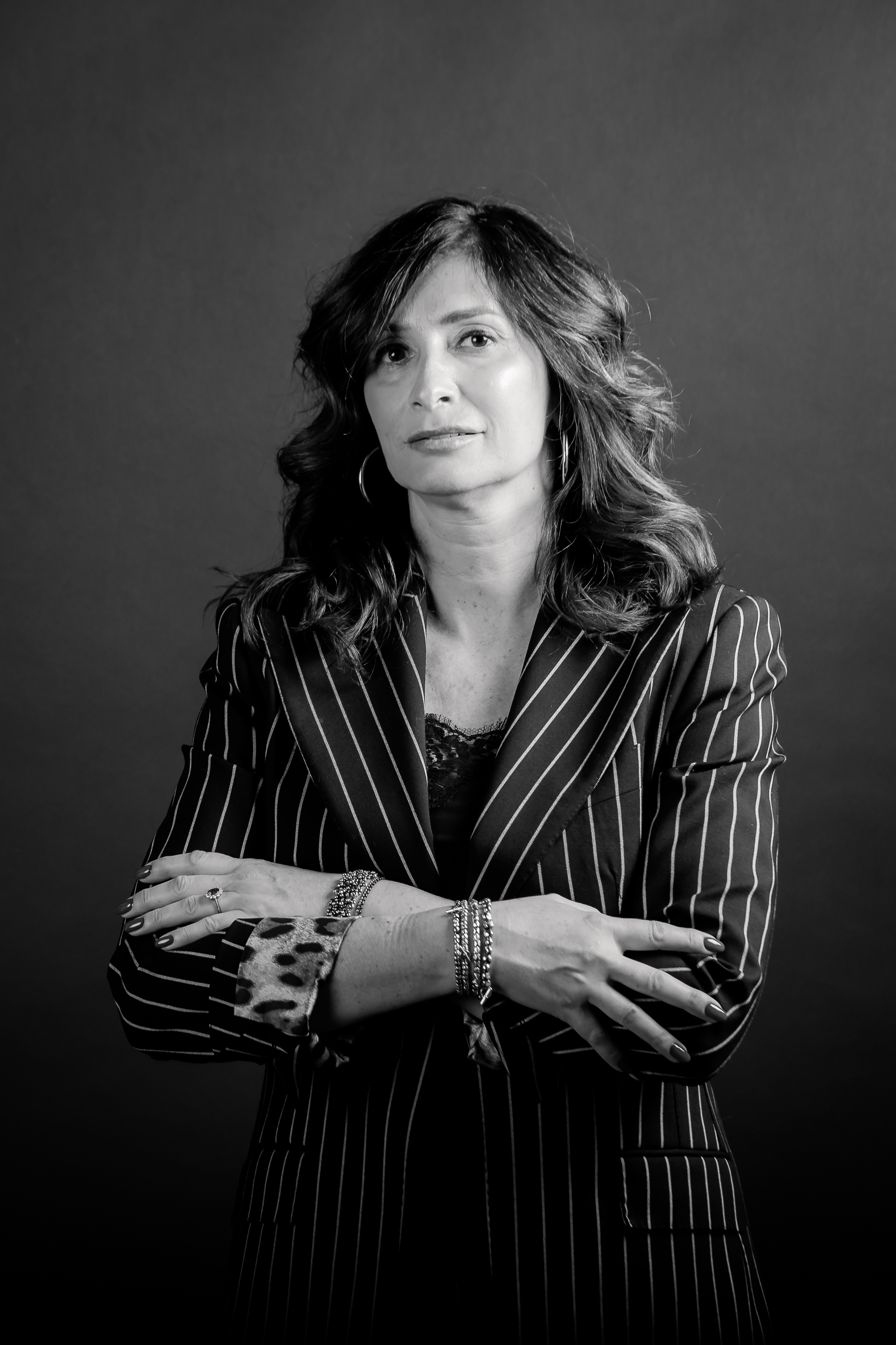 Daniela Righi in piedi , braccia incrociate , tailleur scuro